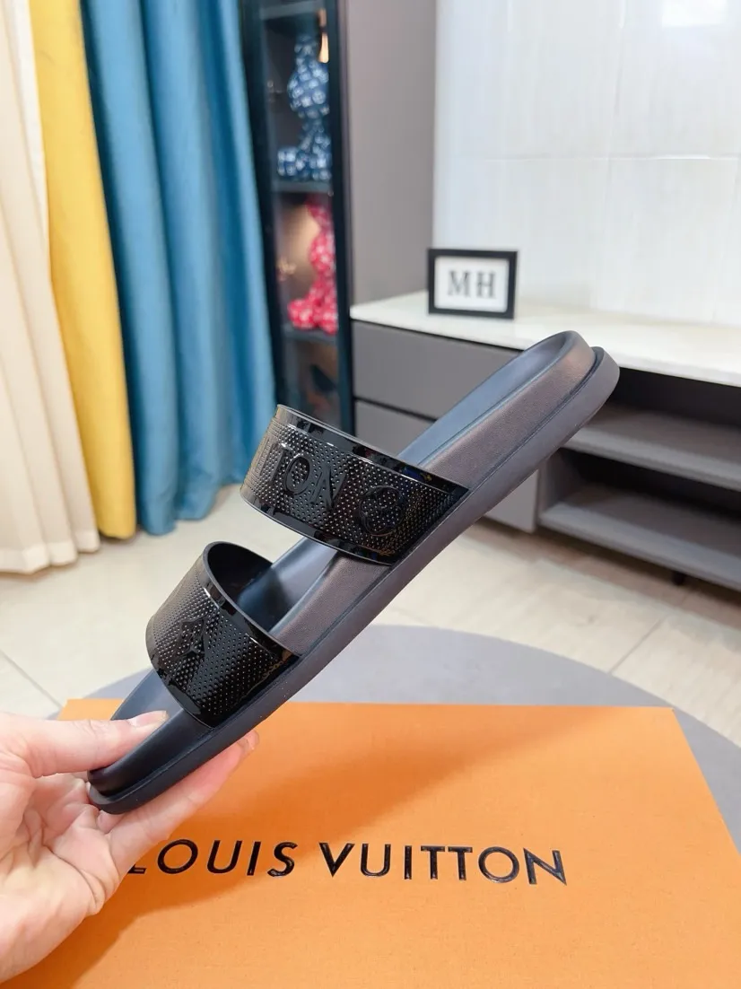 Ex-factory price 320🌹🌹 (lv-Louis Vuitton) new men's sandals, high-end boutique, exquisite embossed logo decoration on the upper, fine workmanship, super soft soles, casual, loose and comfortable, a must-have in summer! \nsize：38-44
